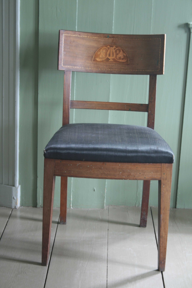 Intarsia på ryggbrett, lyre og eikeløv.