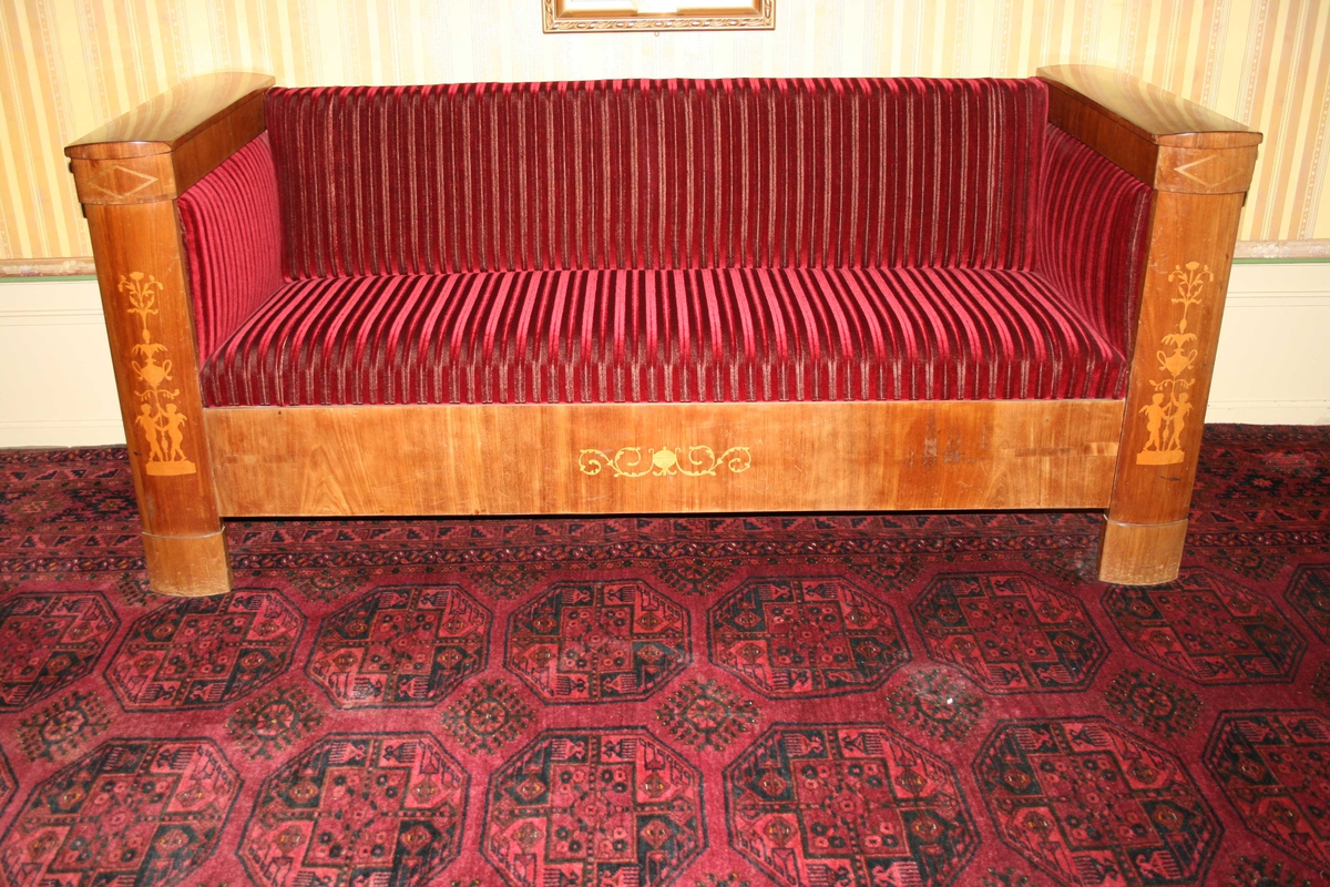 Med leddiker, intarsia - kjeruber med urner.  To lokk på rom i venstre leddik.
Trukket i dyp rød velur. Trekket er ikke opprinnelig