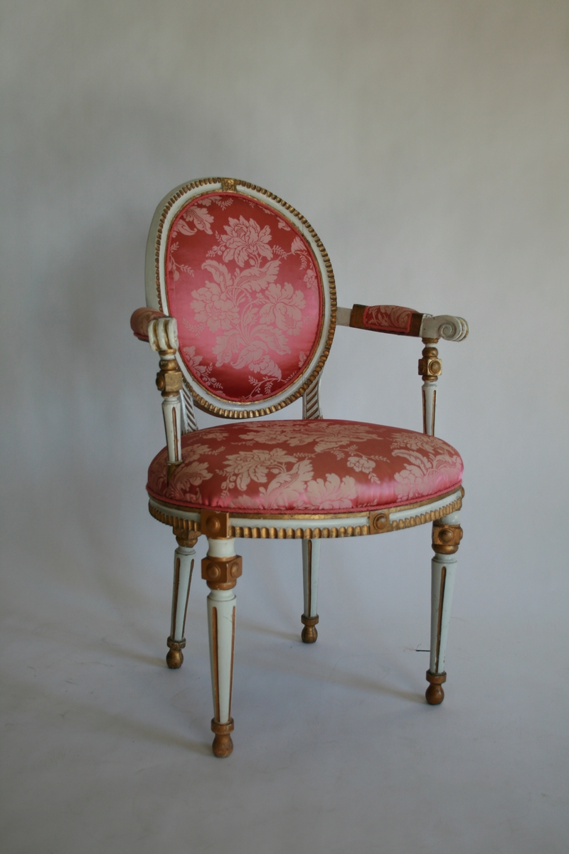 4 armstoler, Louis XVI
Hvitlakkerte og forgylte m./rødt silketrekk.
Form: Oval rygg