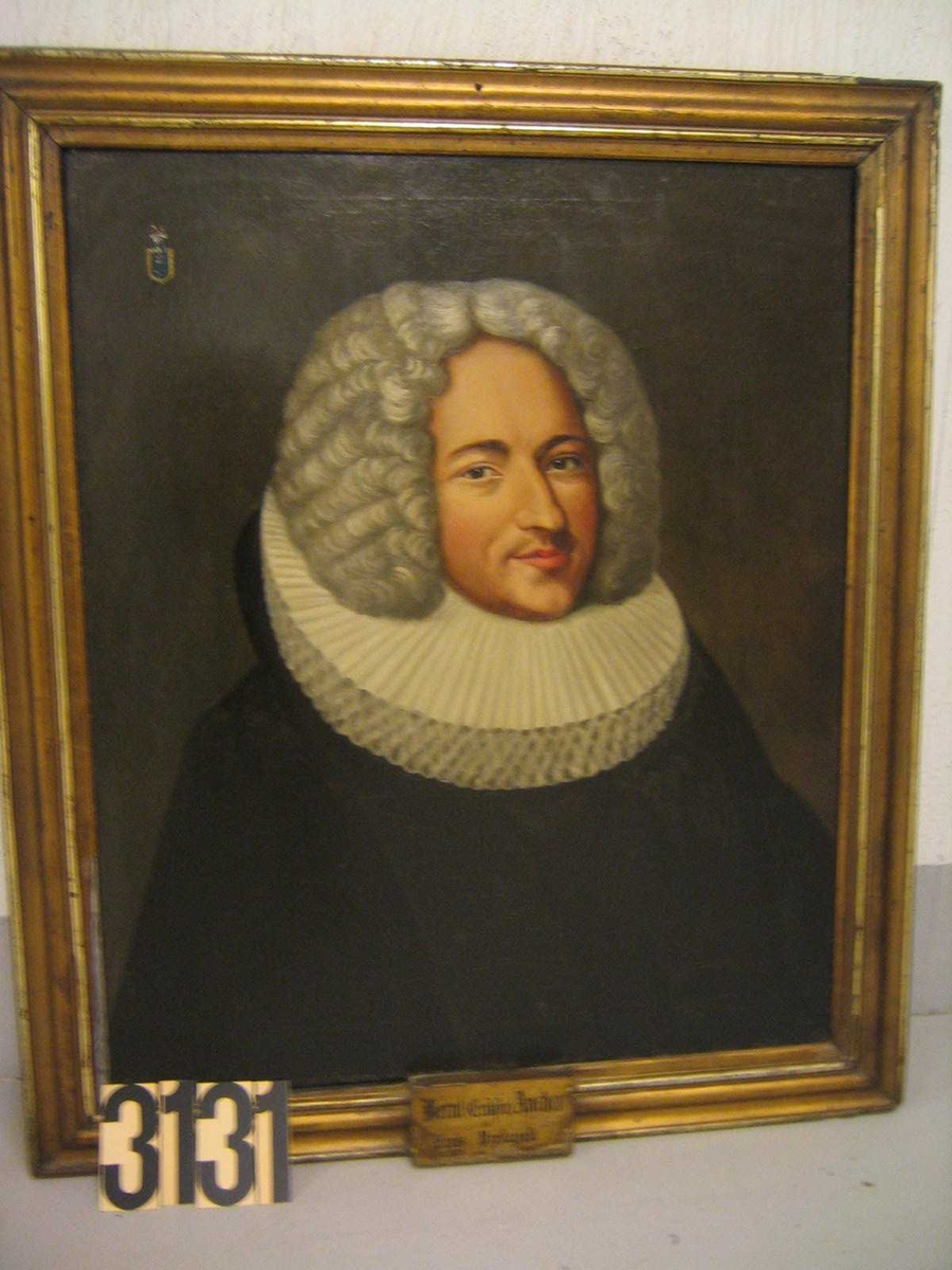 Mannsportrett, 3/4 profil. Sortkledd, prestekrave, grå parykk. Bernt Ancher, farfar til Carsten Anker