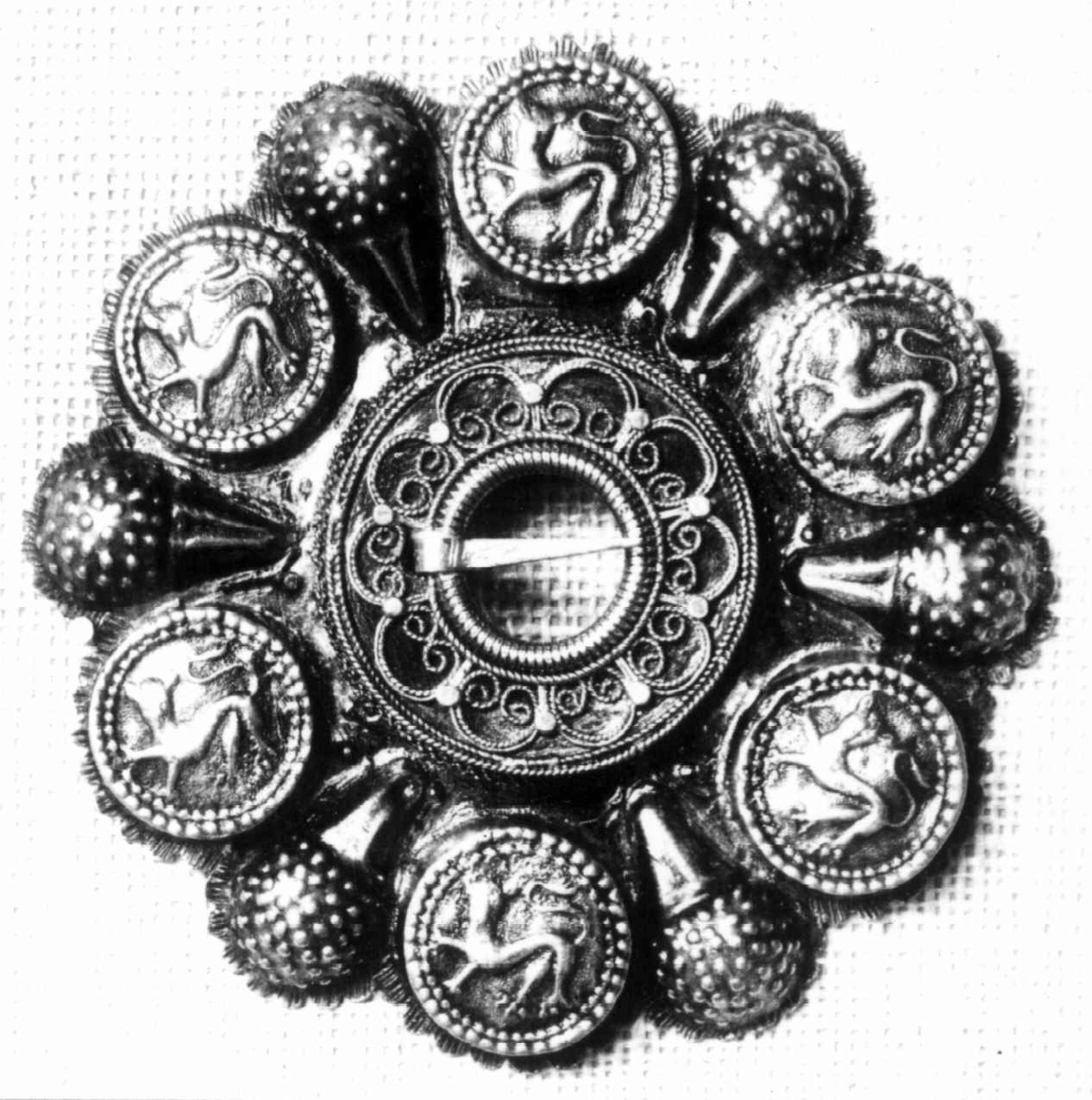 6 dyrefigurer (hunder/løver) i bolene og eple på stilk i mellom.
De eldste bolesøljene hadde to ulike dyremotiv på bolene.
Eplemotivet var stammer, i følge Richard Berge, opprinnelig fra "kronet hode"-motiv (Jesus/Hellige Olav) som etterhvert mistet krona og ble bare hode ("glibber"). Deretter blir glibbene til epler og hals blir stilk. Senere blir eplet byttet ut med filigransknappen. 
Figurene har gjerne symbolsk-kristelkig preg. Når de ble satt på sølja, viste det at den både var pynt og amulet. 