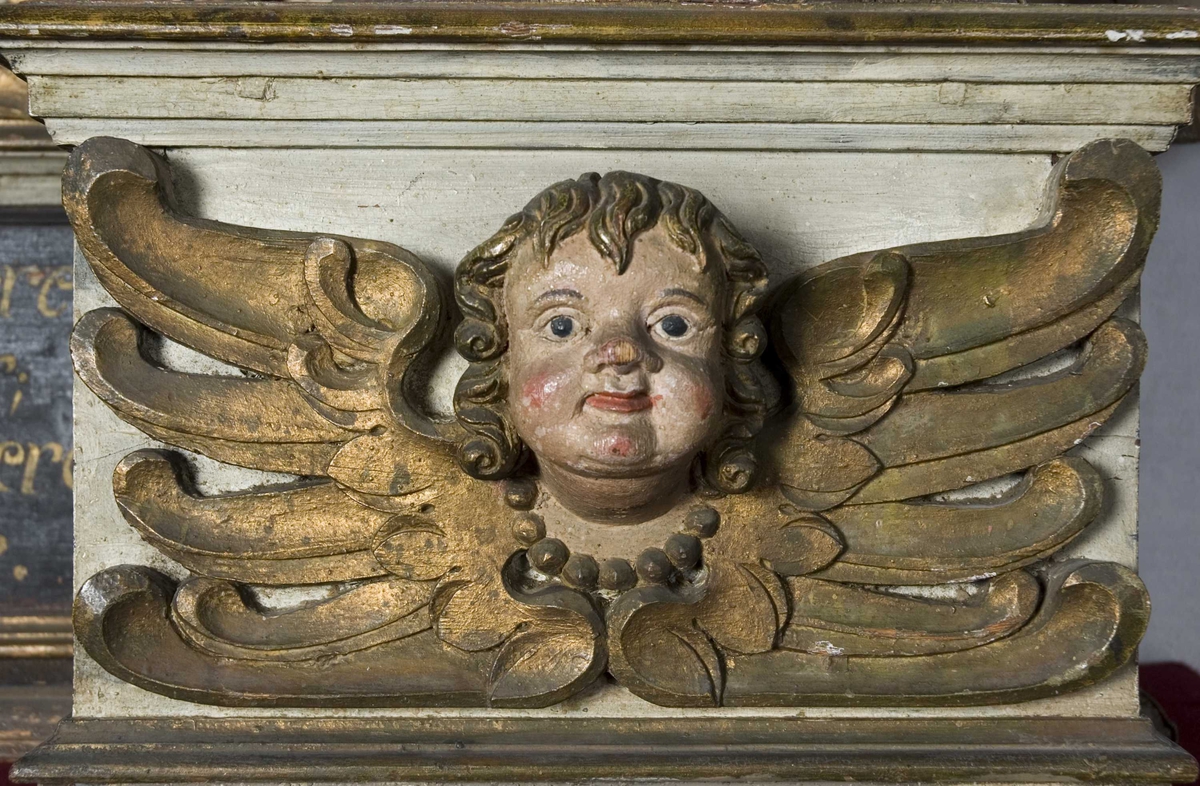 Nattverden er fremstilt i hovedfeltet som er flankert av Markus og Lukas. Toppstykket som skildrer oppstandelsen er flankert av Matteus og Johannes. Øverst troner Kristus som Salvator Mundi (verdens frelser) med en klode i hånden. Englehoder og hermefigurer med bladfliker i stedet for armer dekorerer tavlen. 