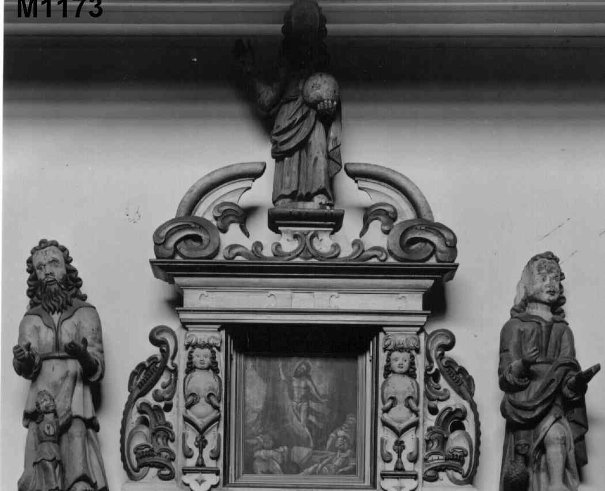 Nattverden er fremstilt i hovedfeltet som er flankert av Markus og Lukas. Toppstykket som skildrer oppstandelsen er flankert av Matteus og Johannes. Øverst troner Kristus som Salvator Mundi (verdens frelser) med en klode i hånden. Englehoder og hermefigurer med bladfliker i stedet for armer dekorerer tavlen. 