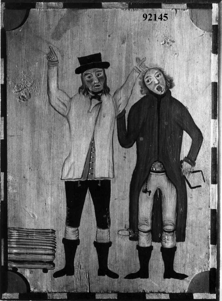 Malt av Olav (Ola) Hansson (1760-1843) fra Hovin, den mest særpregede rosemaleren i Telemark. Olav Hansson gikk mellom 1780-1800 bort fra en bypåvirket stil til en mer selvstendig måte å male på, og han forble en ener de neste 40 år. Særegen var hans bruk av figurscener fra bondens liv innimellom rosene. Her vises bonden som slåss med tømmermerkeren som har snytt ham på målet.