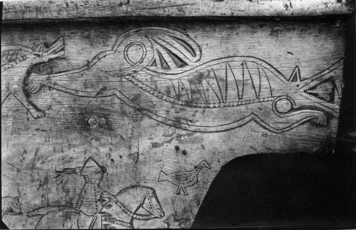 Bordplate og sider til bordet et laget av én tømmerstokk. Bendelene er skåret som formen til innsiden og sikret med dømlinger. Bordet har en frontside  med skurd og rispet dekor med middelalderspreg. Frontsiden har også en bueformet luke med hengsling nedtil. Undersiden er hvert dekket, så eneste inngang er fra luken. Bordet er ubehandlet.