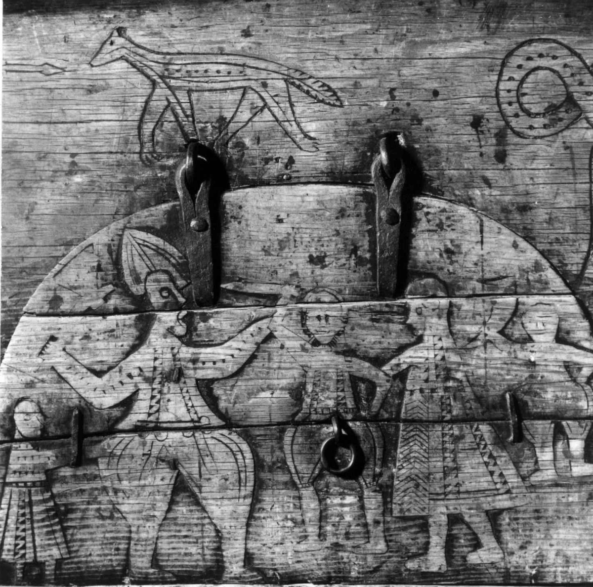 Bordplate og sider til bordet et laget av én tømmerstokk. Bendelene er skåret som formen til innsiden og sikret med dømlinger. Bordet har en frontside  med skurd og rispet dekor med middelalderspreg. Frontsiden har også en bueformet luke med hengsling nedtil. Undersiden er hvert dekket, så eneste inngang er fra luken. Bordet er ubehandlet.