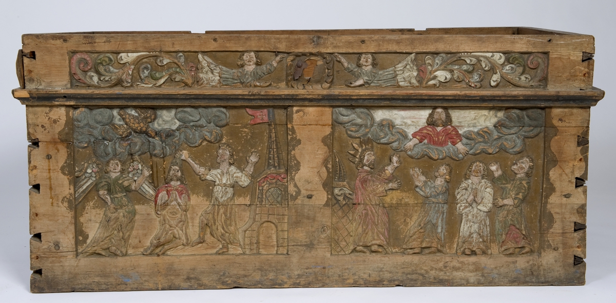 Sideveggene til en kiste. Skåret dekor på tre av sidene. På kortsidene kong David med harpe, på fronten Jesu dåp og himmelfart.