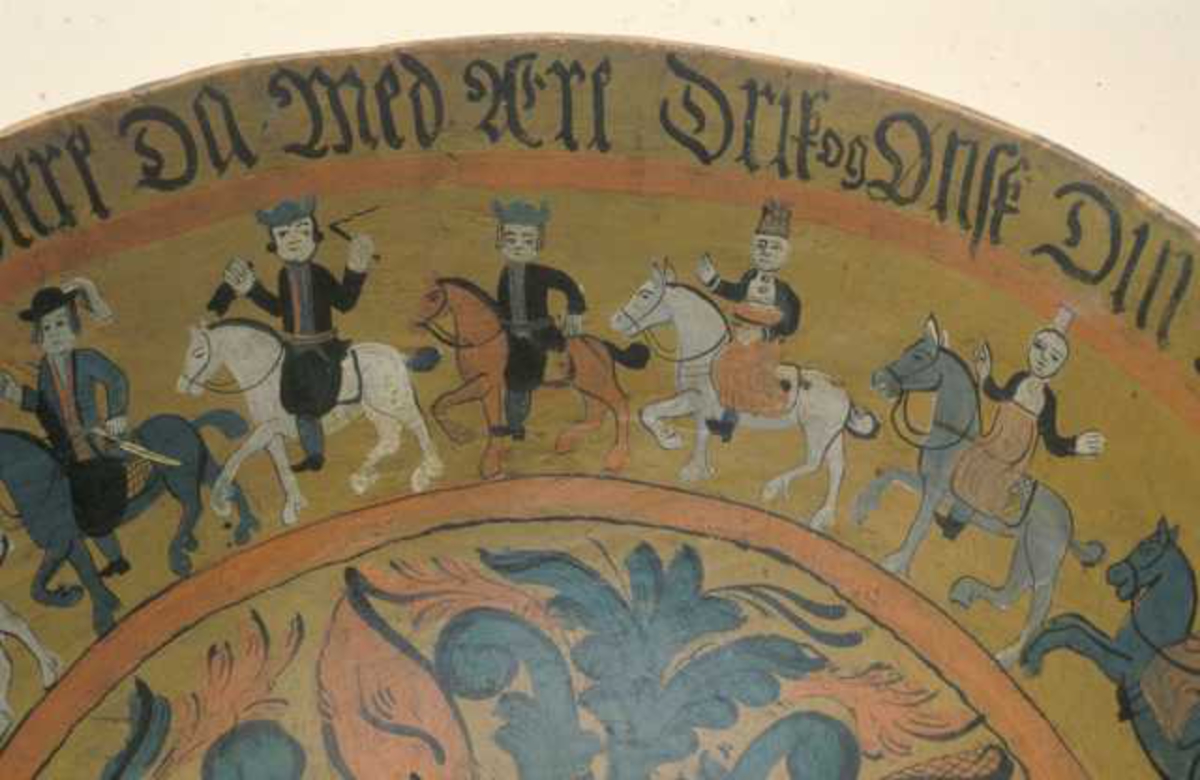 Innvendig malt bruderei, på utsiden billedskurd med fremstillinger av Samson som slår ihjel 1000 filistre, Daniel Olaf Strangessøn og Habor Roland og hedningen Ferakund, Holger Danske og Burman.