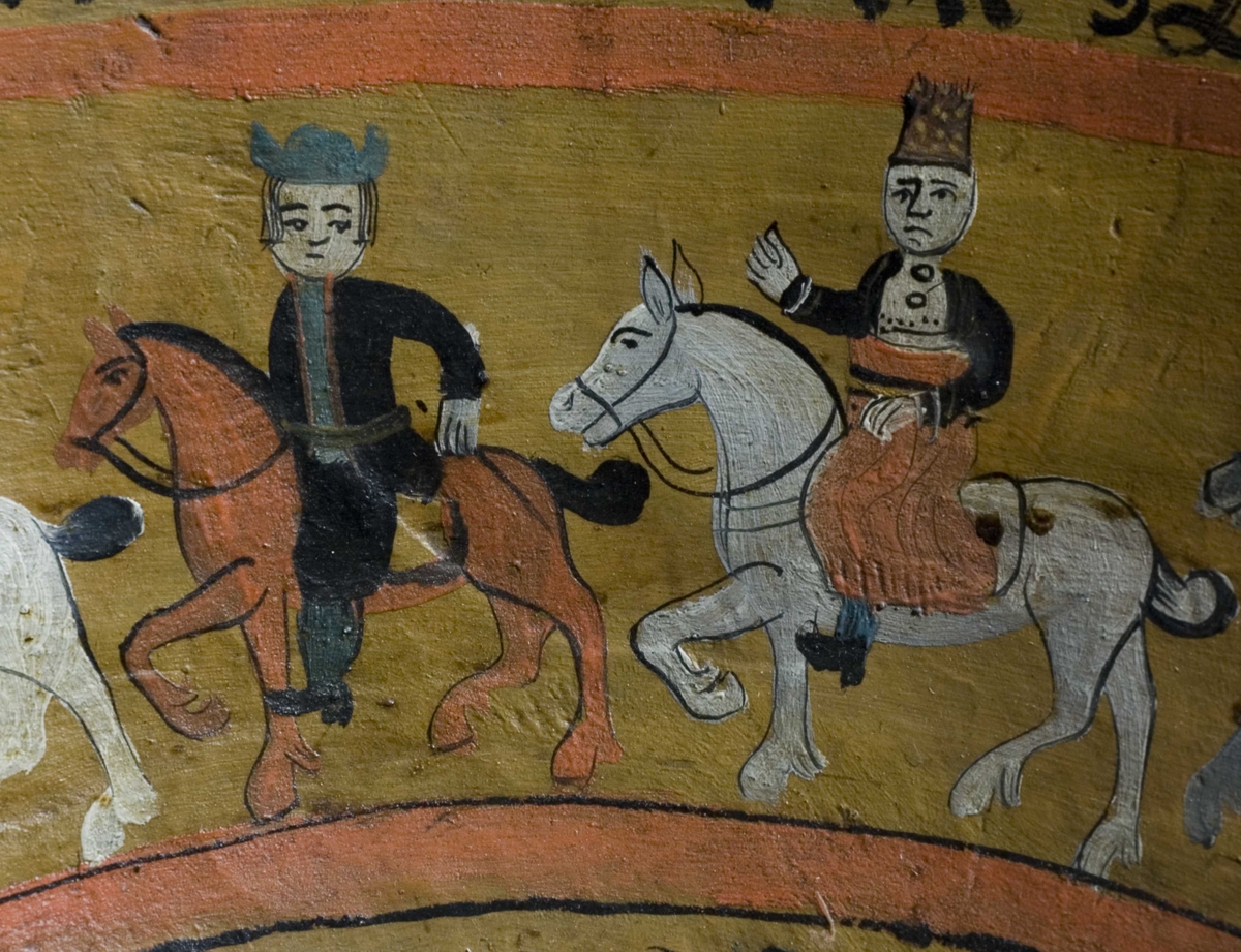 Innvendig malt bruderei, på utsiden billedskurd med fremstillinger av Samson som slår ihjel 1000 filistre, Daniel Olaf Strangessøn og Habor Roland og hedningen Ferakund, Holger Danske og Burman.