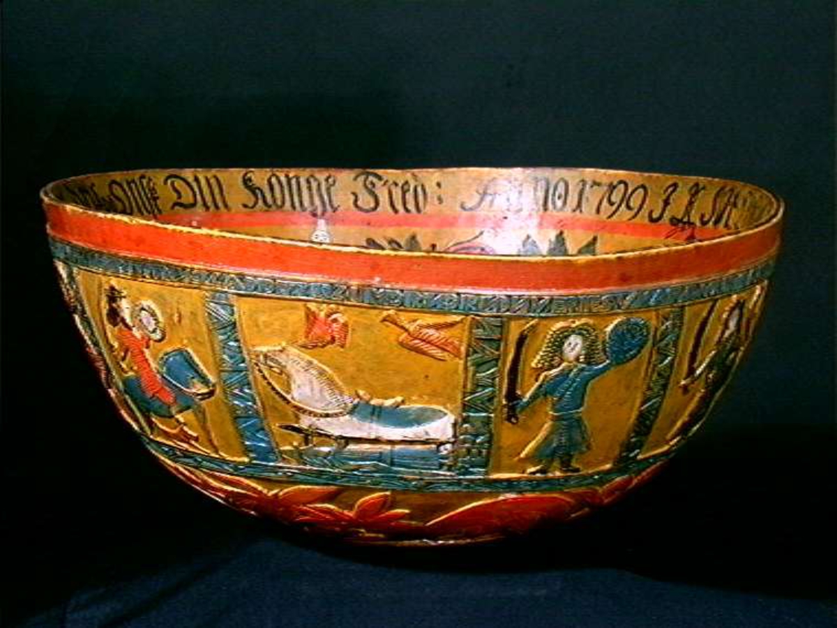 Innvendig malt bruderei, på utsiden billedskurd med fremstillinger av Samson som slår ihjel 1000 filistre, Daniel Olaf Strangessøn og Habor Roland og hedningen Ferakund, Holger Danske og Burman.