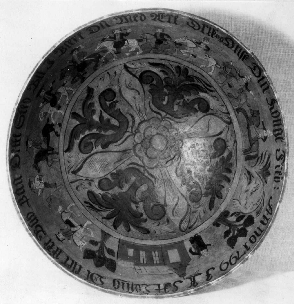 Innvendig malt bruderei, på utsiden billedskurd med fremstillinger av Samson som slår ihjel 1000 filistre, Daniel Olaf Strangessøn og Habor Roland og hedningen Ferakund, Holger Danske og Burman.