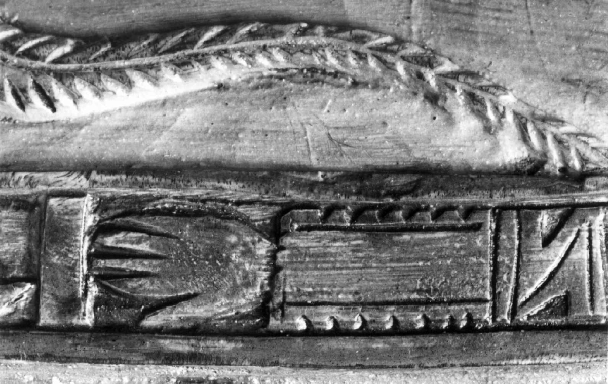 Innvendig malt bruderei, på utsiden billedskurd med fremstillinger av Samson som slår ihjel 1000 filistre, Daniel Olaf Strangessøn og Habor Roland og hedningen Ferakund, Holger Danske og Burman.