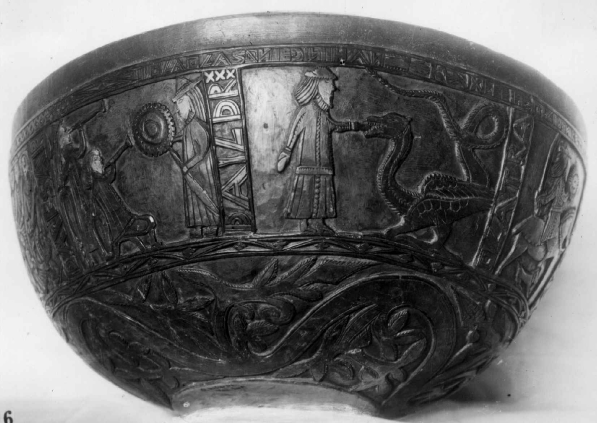 Innvendig malt bruderei, på utsiden billedskurd med fremstillinger av Samson som slår ihjel 1000 filistre, Daniel Olaf Strangessøn og Habor Roland og hedningen Ferakund, Holger Danske og Burman.