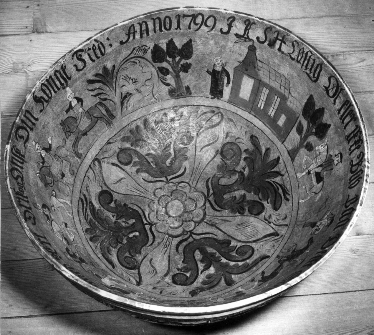 Innvendig malt bruderei, på utsiden billedskurd med fremstillinger av Samson som slår ihjel 1000 filistre, Daniel Olaf Strangessøn og Habor Roland og hedningen Ferakund, Holger Danske og Burman.