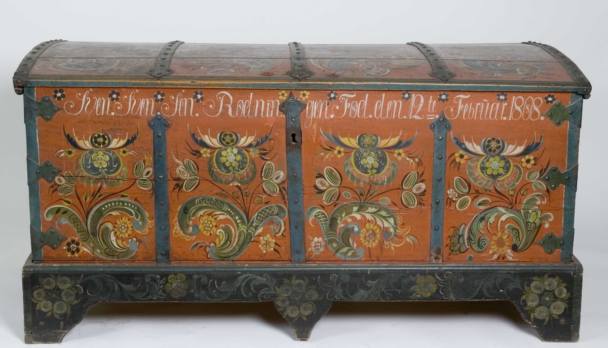 Rosemalt kiste med svakt buet lokk. Løs sokkel. Leddik. Bemalt innvendig.