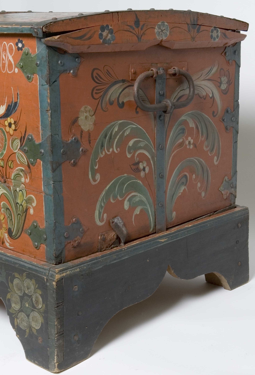 Rosemalt kiste med svakt buet lokk. Løs sokkel. Leddik. Bemalt innvendig.