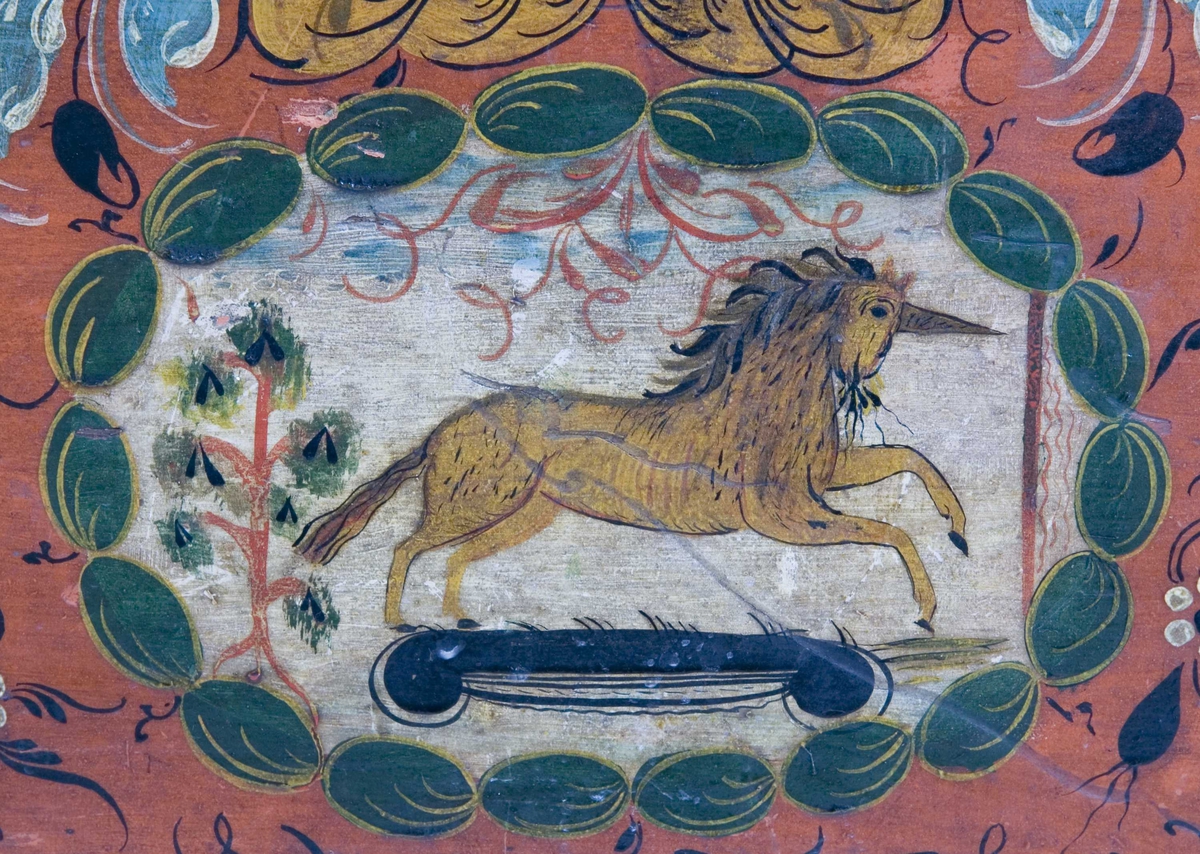 Buet lokk, rosemalt. Kartusjer med enhjørning og norsk løve.