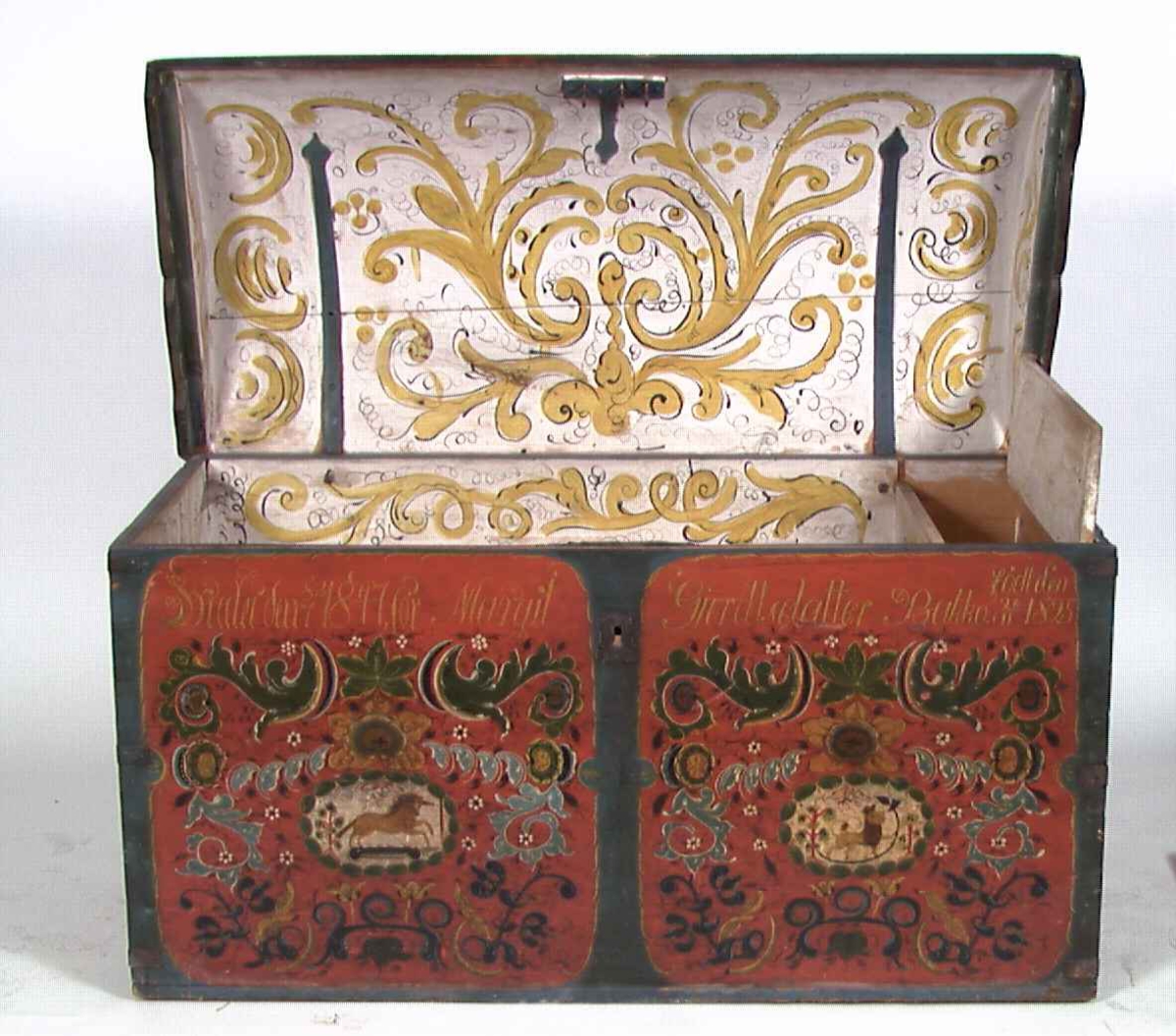 Buet lokk, rosemalt. Kartusjer med enhjørning og norsk løve.