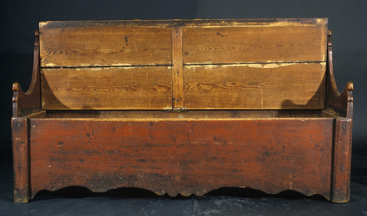 Slagbenk med utrekkbar front.