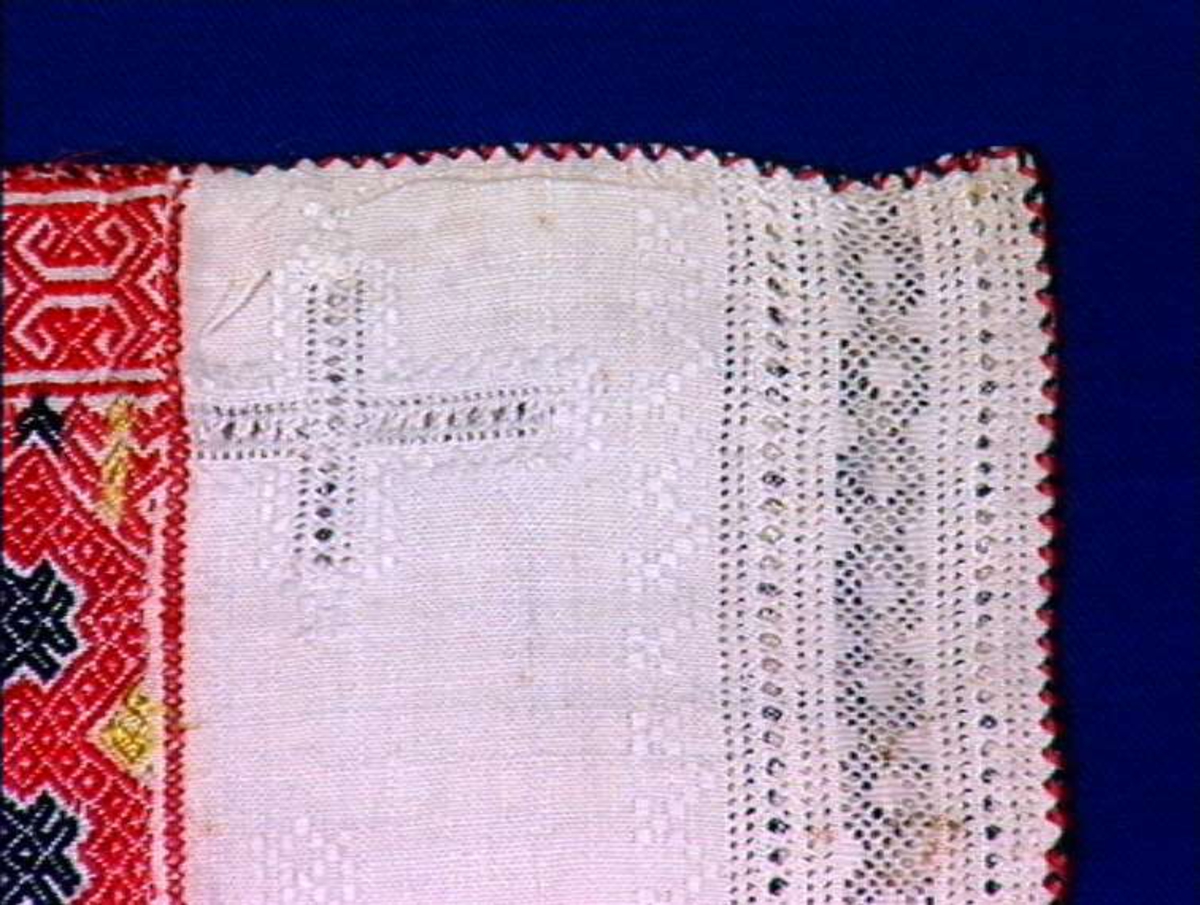 Kinnlag med dekor av broderi.