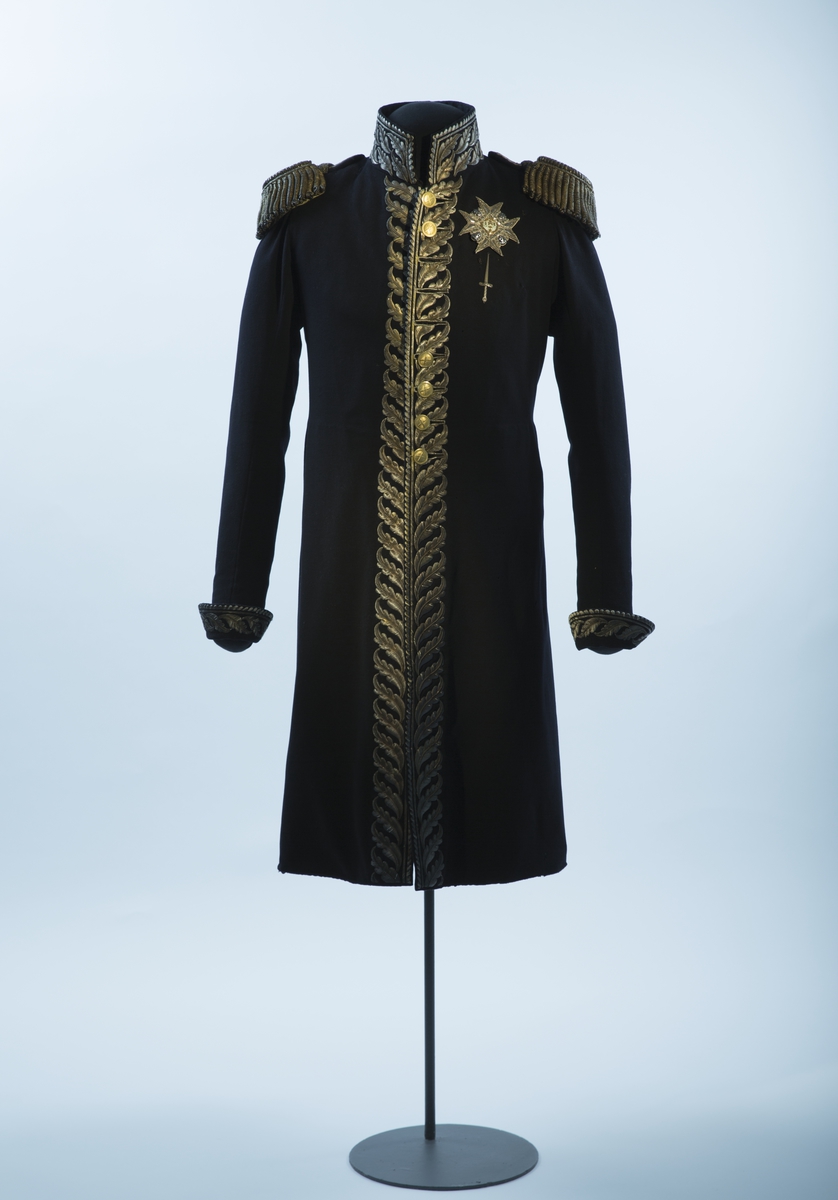 Mørkblå frakk med dekor av metallbroderi.