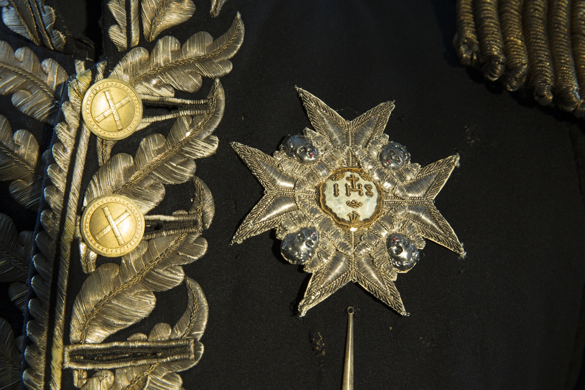 Mørkblå frakk med dekor av metallbroderi.