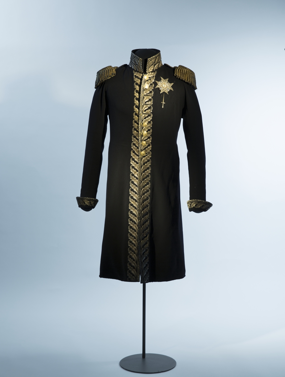 Mørkblå frakk med dekor av metallbroderi.