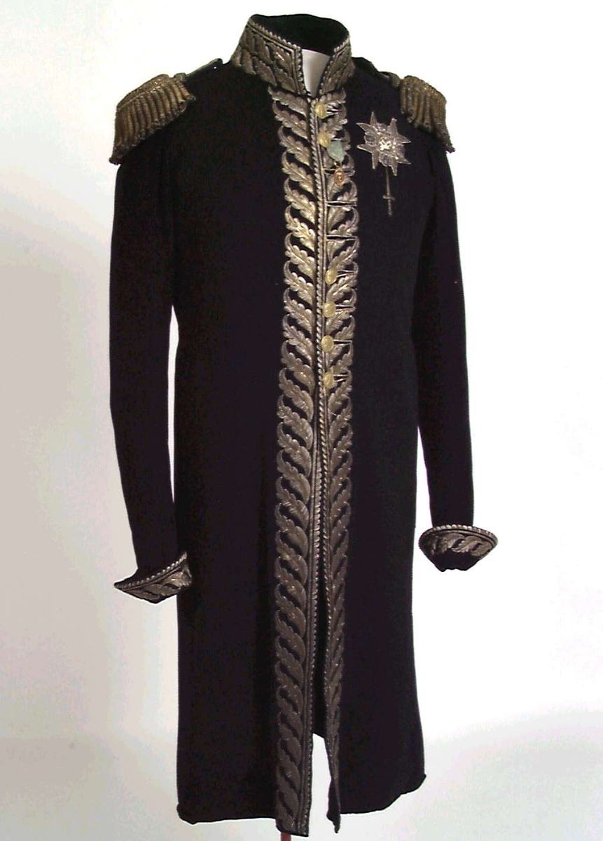 Mørkblå frakk med dekor av metallbroderi.