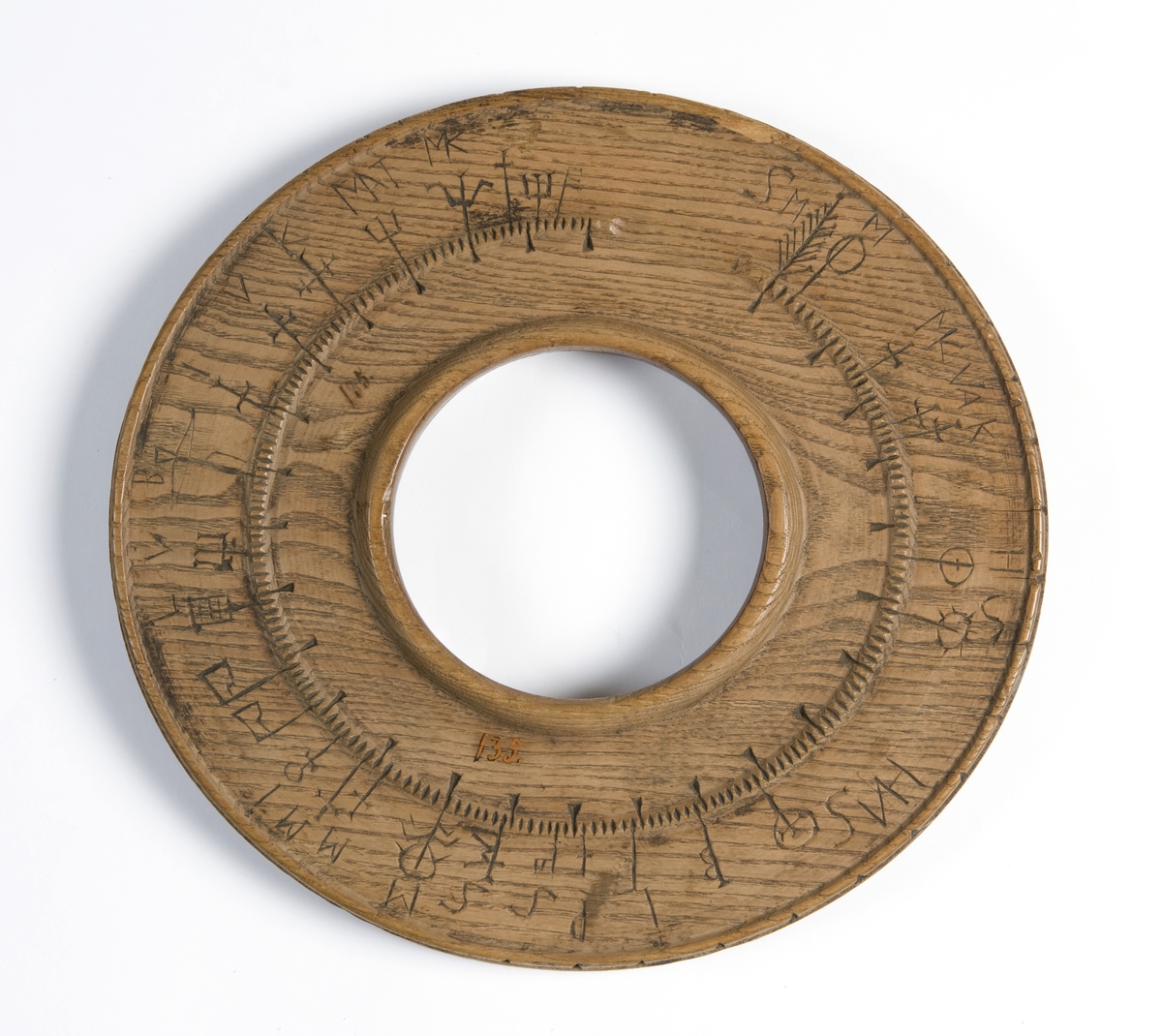 En av bare tre kjente originale runde primstaver (Dybdahl 2011, side 69-70). Denne skiller seg ut ved de enkle symbolene, bruk av helgen-forbokstaver, og at symbolene for merkedagene er på utsiden av daghakkene.