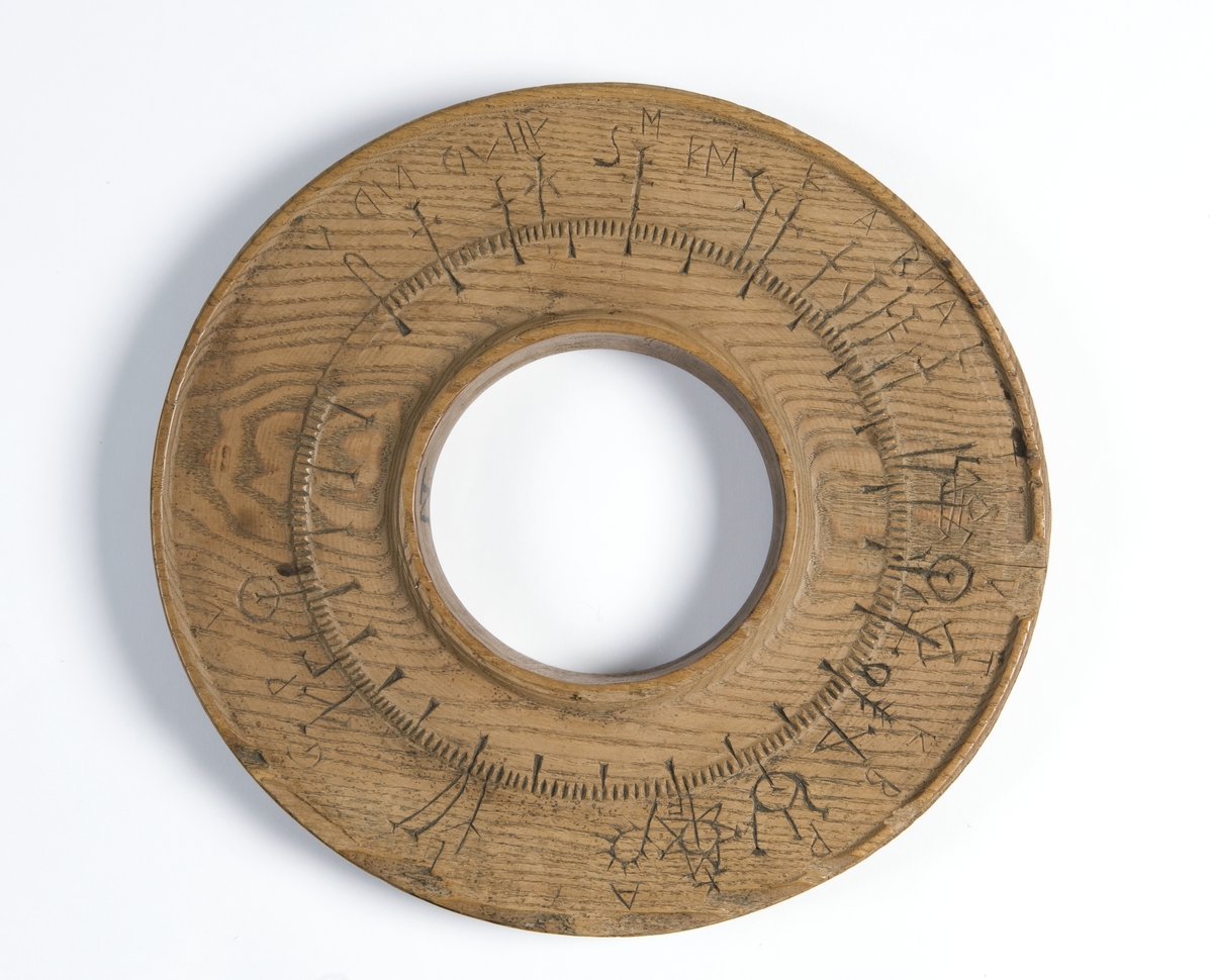En av bare tre kjente originale runde primstaver (Dybdahl 2011, side 69-70). Denne skiller seg ut ved de enkle symbolene, bruk av helgen-forbokstaver, og at symbolene for merkedagene er på utsiden av daghakkene.