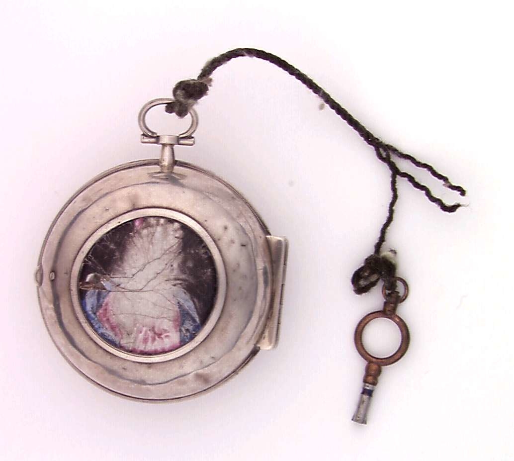 Sølv, porselen. I dobbelt sølvkasse, på ytre portrett i emalje, - avslitt.