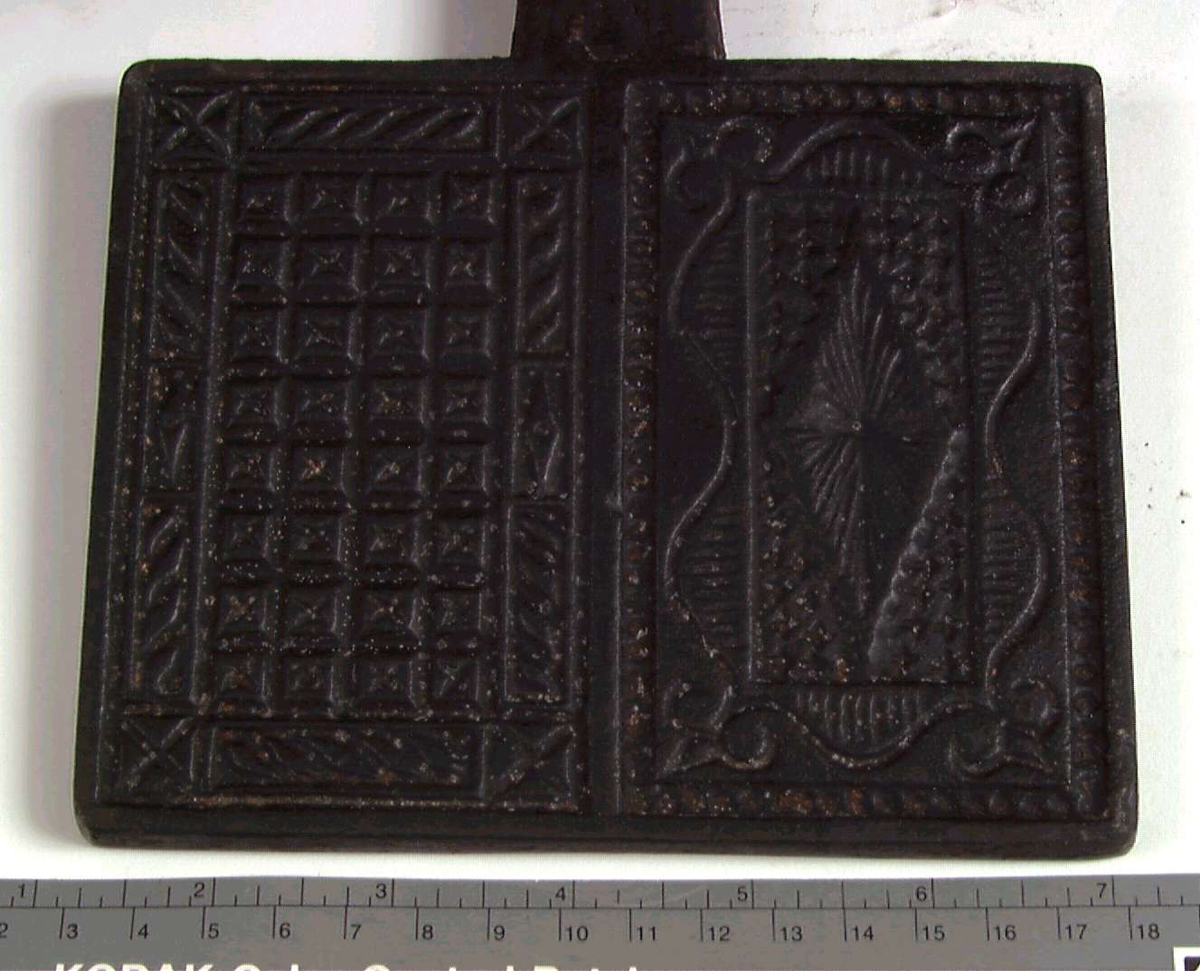 Platen avlang med 2 mønstre. Ene siden inndelt i små kvadrater. Andre spiss stjerne med bølgelinje om.
Dette mønsteret finnes i katalogene til Aadals Brug, Løten Hedmark.