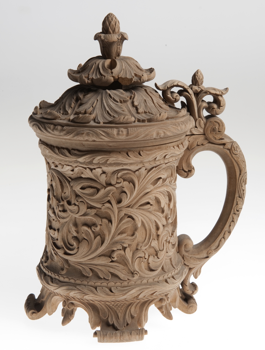 Drikkekanne med utskåret akantusmotiv.