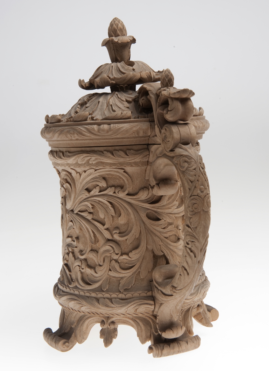 Drikkekanne med utskåret akantusmotiv.