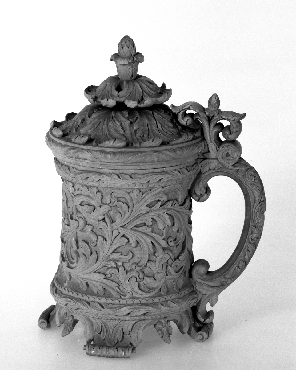 Drikkekanne med utskåret akantusmotiv.