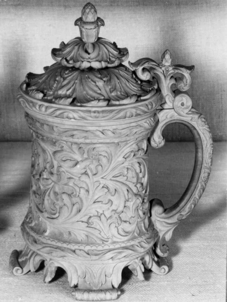 Drikkekanne med utskåret akantusmotiv.