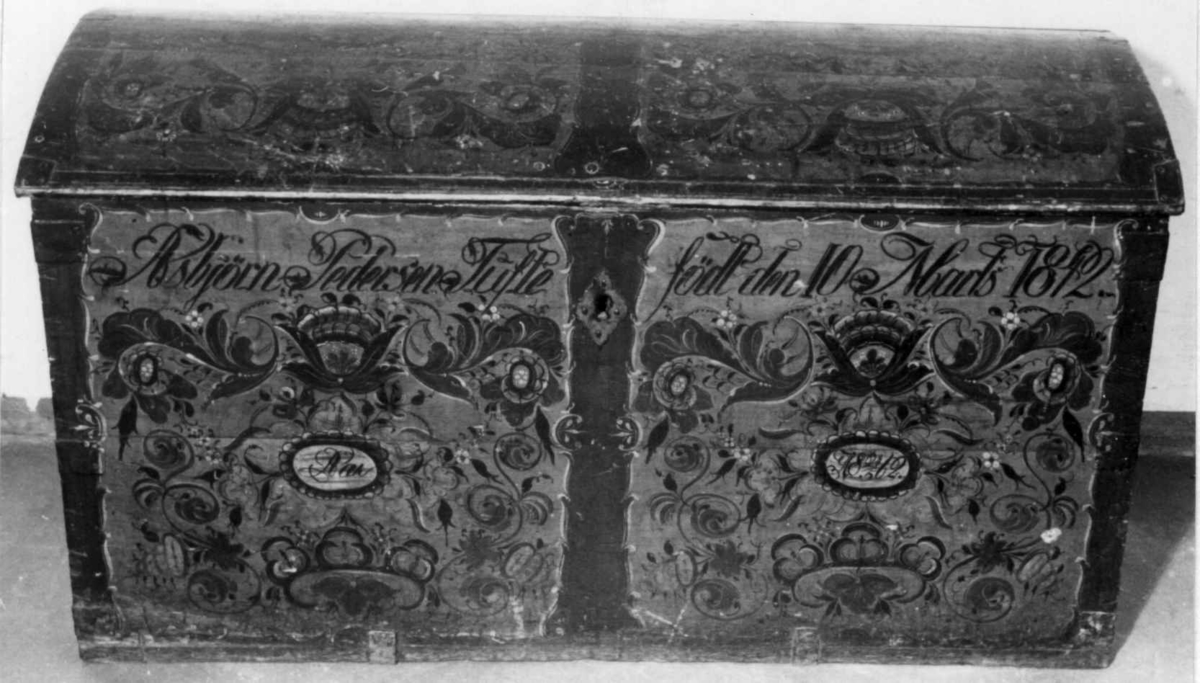 Buet lokk, rosemalt.