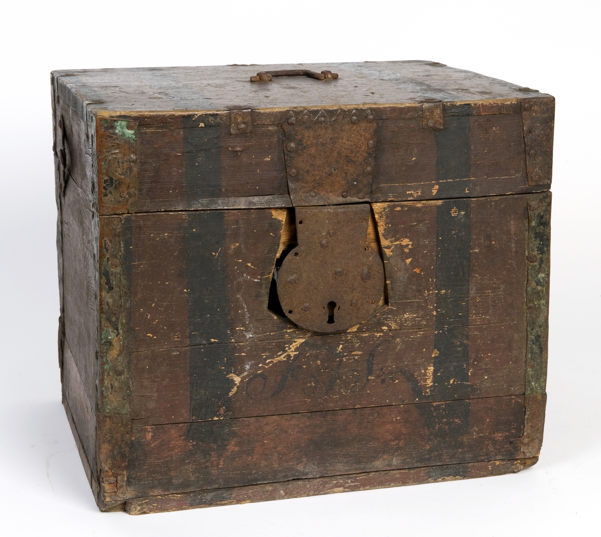Trekasse med 6 glassflasker og rom i midten for glass. Gamle kalenderblader fra 1824 klistret inni. I lokket klistret en tegning av to damer, vannfarge, signert Hans Johan Fredrich Berg. Lokket foret med grått papir, delvis med rødt trykt mønster.