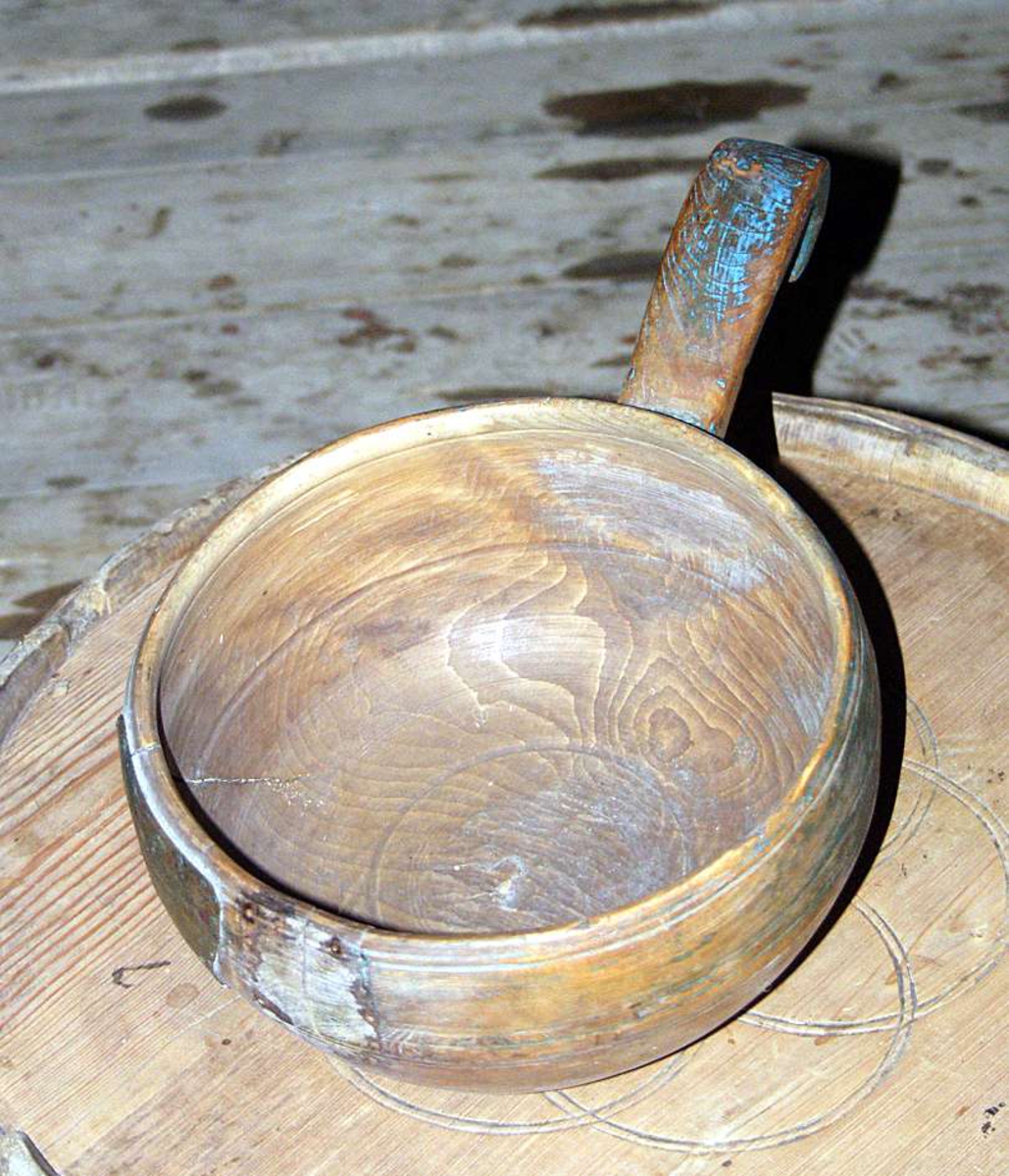 Øsa er sprukket. Lappet med blikk/sink.