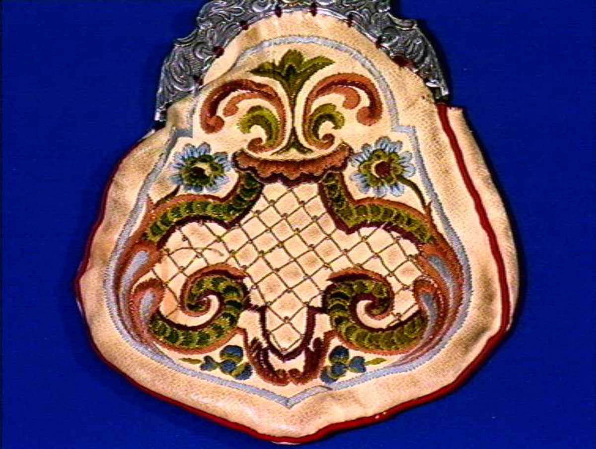 Løslomme i skinn med lås av messing og flerfarget brodert dekor,