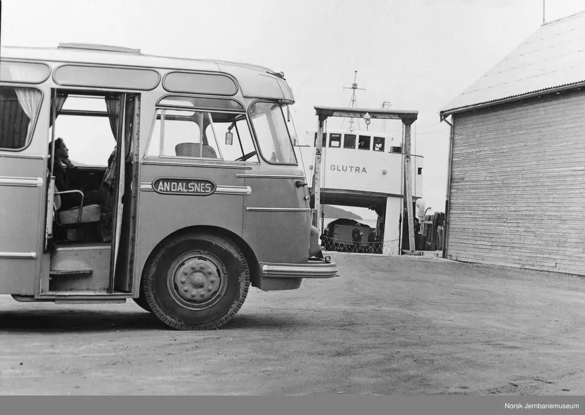Vikebukt fergekai med NSB Bilruter buss T-1174