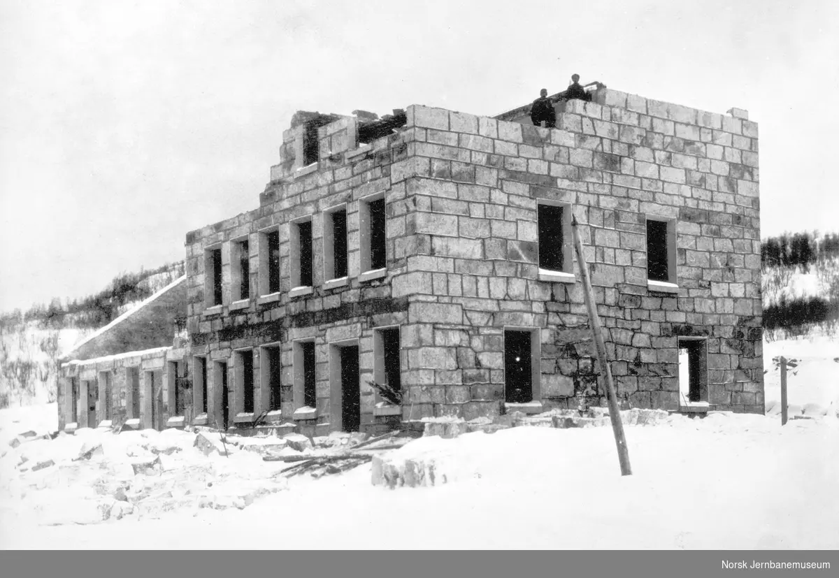 Anlegg av LKABs anlegg i Narvik : "Steinhuset" under riving