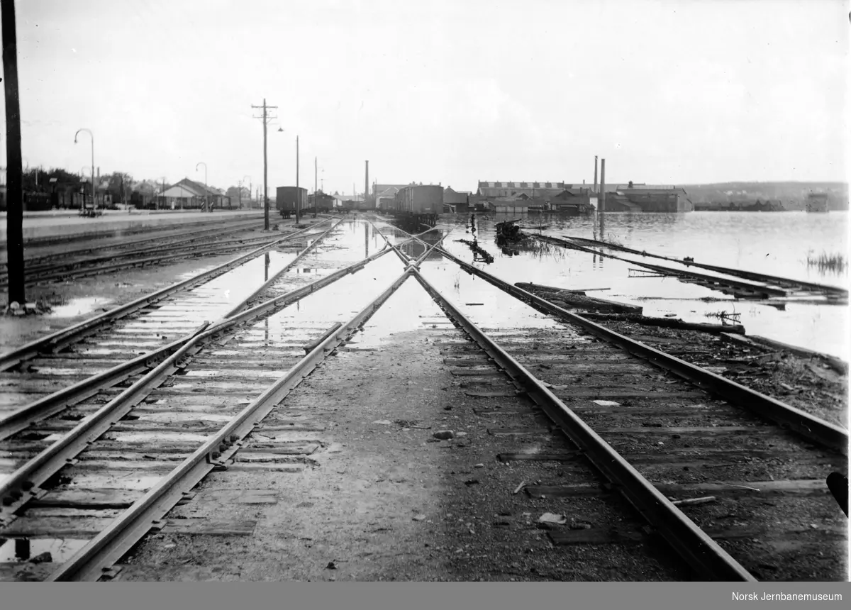 Flommen i 1927 : Hamar stasjonstomt sett mot verkstedet, vannstand 8,24 meter