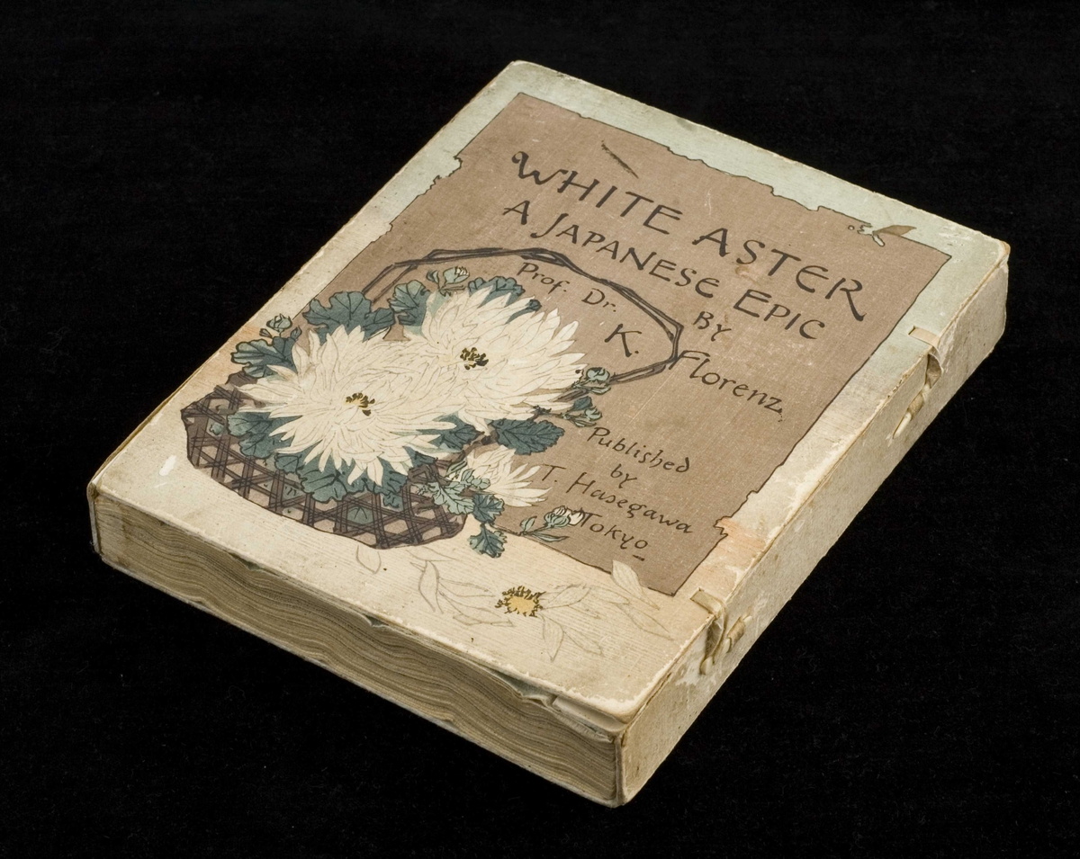 Bok av foldet, uskåret kreppapir med trykket tekst og tresnittillustrasjoner. Boken har original omslagskassett og er lagt i en boks av nyere dato.