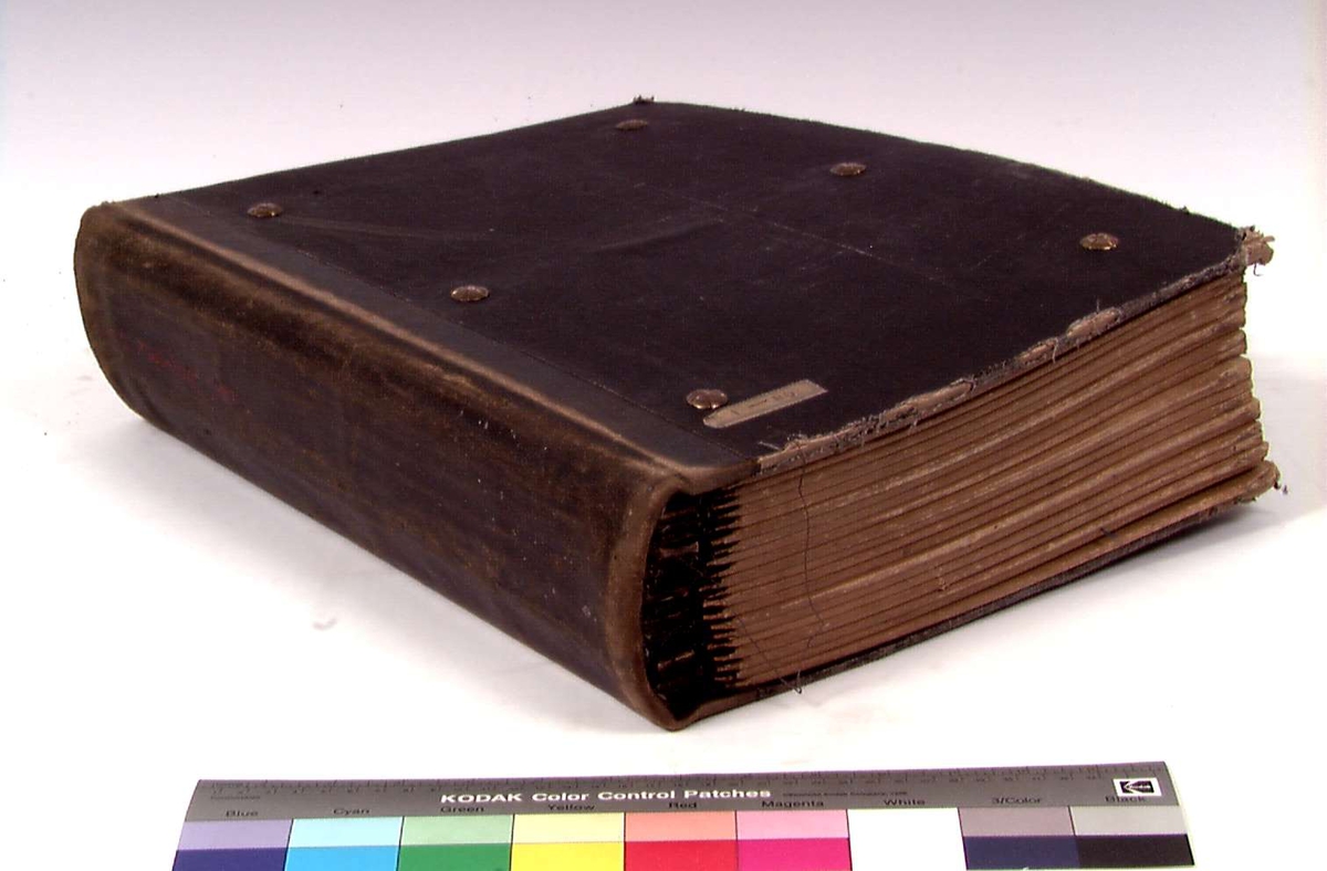 Bok med prøver på møbelstoff