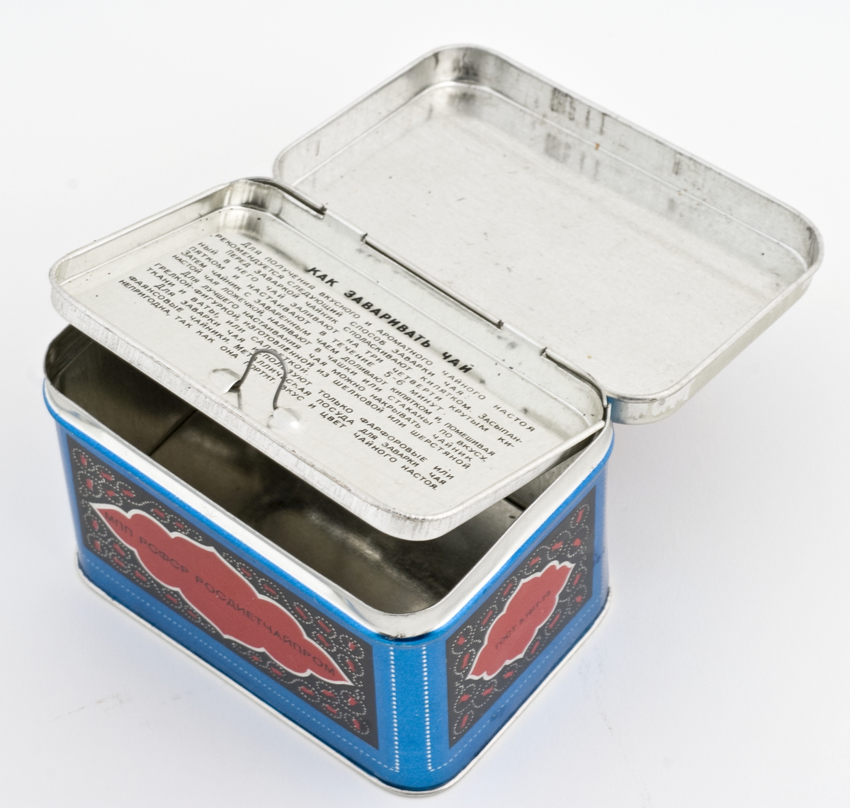 Tebokser i metallblikk med påtrykt dekor og kyrillisk skrift.