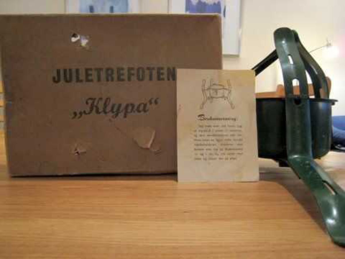 Juletrefot med 3 monterbare ben i originaleske. Med bruksanvisning.