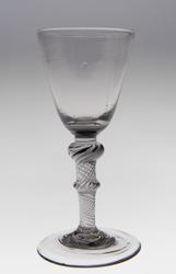 Glass fra Nøstetangen glassverk på Norsk Folkemuseum