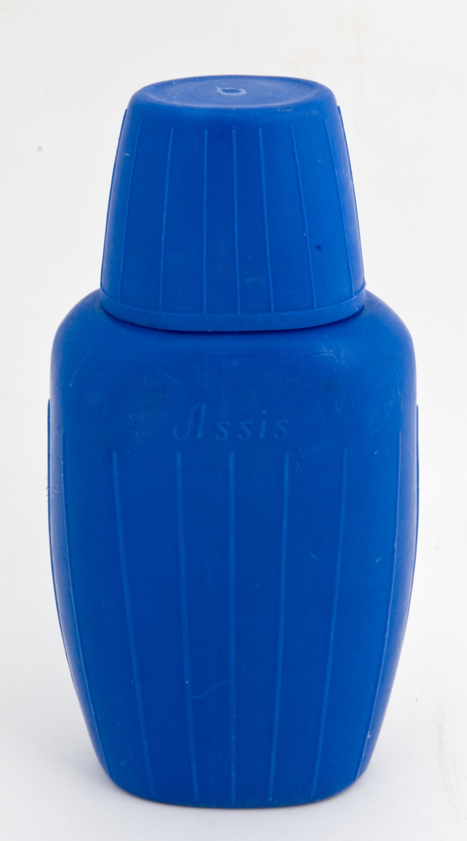Blå drikkeflaske av plast med kopp og rød skrukork.