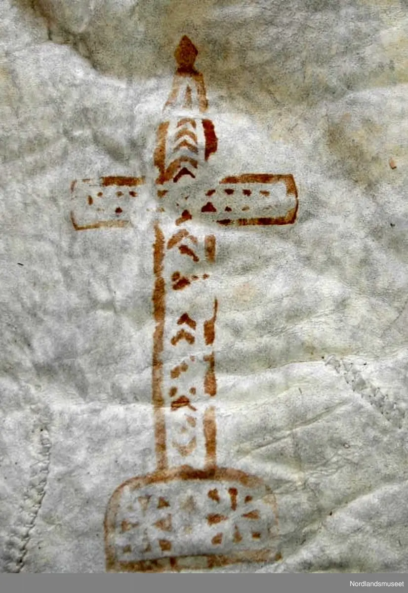 Skinnfellen er dekorert med ulike fellmønster. Kors, rosett, ulike border, hjerte, sløyfe m.m. 6 av fellmønstrene finnes i samlingen av fellstempel FA.G.00695 (Bilde 3-8 + se referanser). De tre mønstrene på bilde 9-11 har vi ikke fellstemplene til.